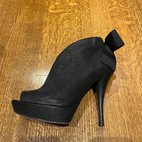 Vera Wang- peep toe heels with bow in back Size 7 - Picture 10 of 13